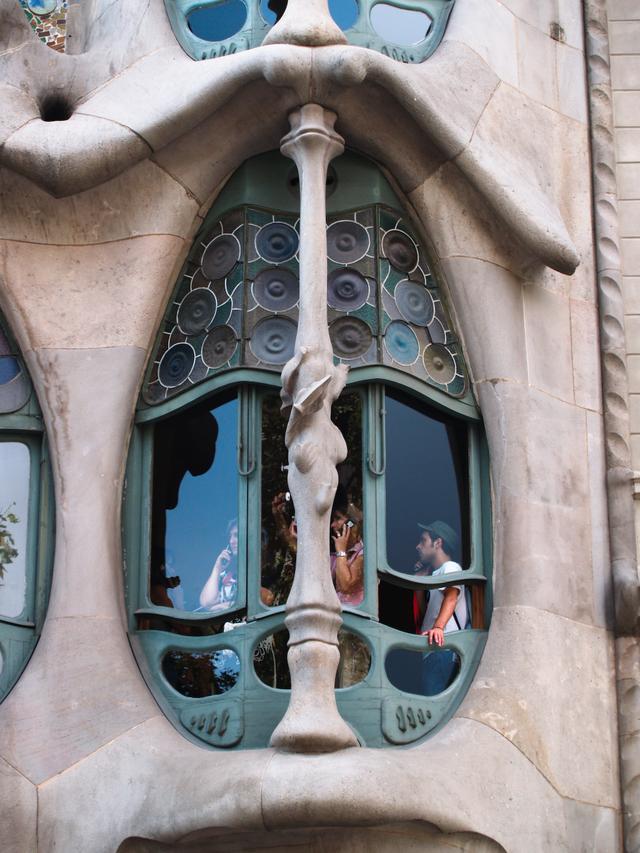 Window of Casa Batll&oacute;