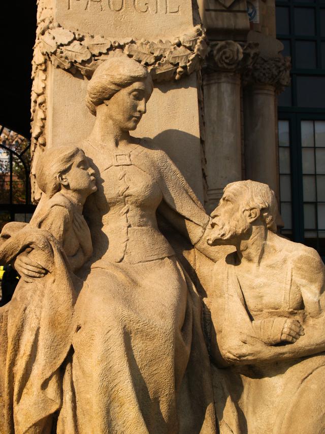 Statue at Hospital de Sant Pau