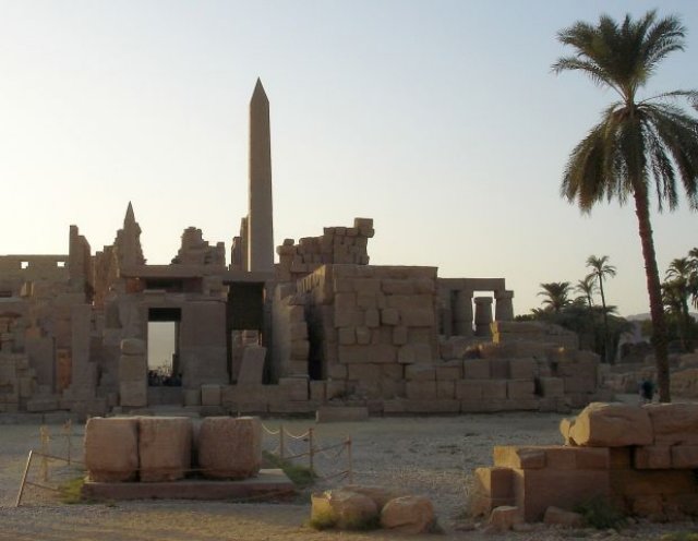 obeliskatkarnak.jpg