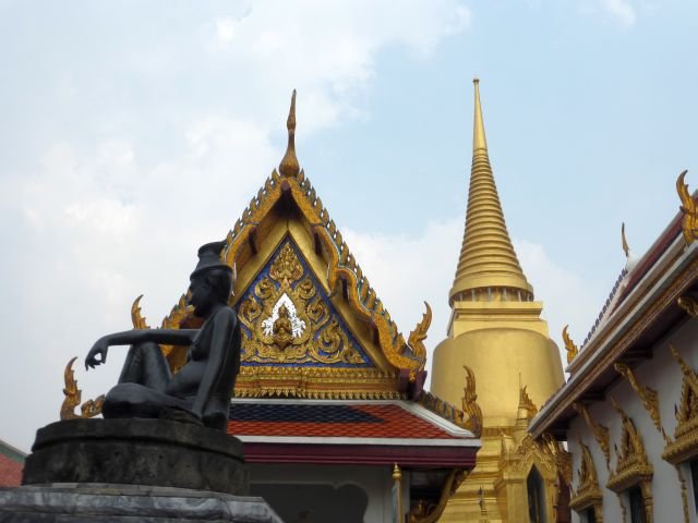 outercourtatthegrandpalacebangkok.jpg